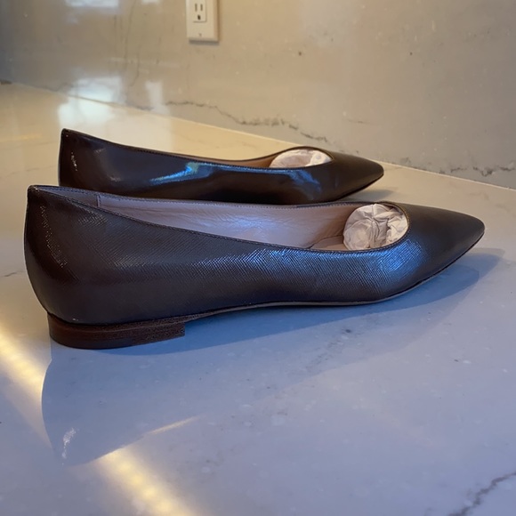 Giorgio Armani flats, in a beautiful golden taupe with a glassy patent finish. - Picture 10 of 12